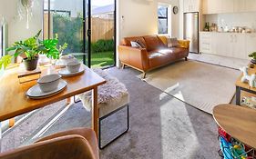 Gorgeous In Green - 2 Bed Central Oasis W/King Bed